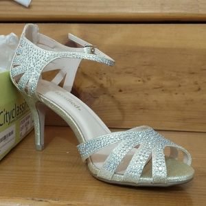 NWOT City Classified golden heels